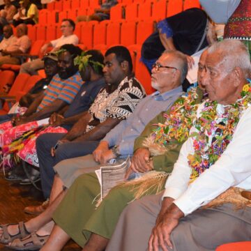 Les 26 et 27 avril 2024, les autorités coutumières des huit aires étaient réunies à l’initiative du Sénat coutumier de Nouvelle-Calédonie au centre culturel Tjibaou. Une réunion pour célébrer les 10 ans de la charte du peuple kanak, en dresser le bilan et fixer une nouvelle feuille de route. Photo : FB Gouvernement de la Nouvelle-Calédonie Les 26 et 27 avril 2024, les autorités coutumières des huit aires étaient réunies à l’initiative du Sénat coutumier de Nouvelle-Calédonie au centre culturel Tjibaou. Une réunion pour célébrer les 10 ans de la charte du peuple kanak, en dresser le bilan et fixer une nouvelle feuille de route. Photo : FB Gouvernement de la Nouvelle-Calédonie