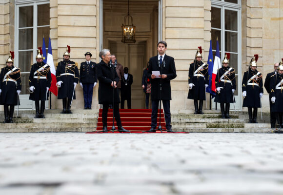 Mardi 9 janvier, dans la cour de Matignon, la Première ministre sortante Elisabeth Borne, à gauche sur la photo ci-dessus, écoute Gabriel Attal s'exprimer après la cérémonie de passation de pouvoir. Photo: Thibault Camus / AP / Sipa