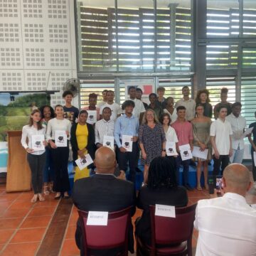 Cérémonie de récompenses en faveur du meilleur bachelier de chaque établissement de Guadeloupe, le 9 juillet au lycée hôtelir au Gosier. Photo : Le Courrier de Guadeloupe Cérémonie de récompenses en faveur du meilleur bachelier de chaque établissement de Guadeloupe, le 9 juillet au lycée hôtelir au Gosier. Photo : Le Courrier de Guadeloupe