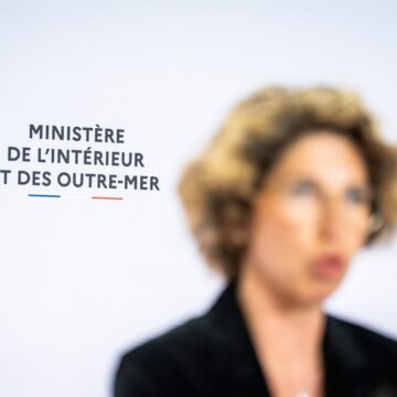 Paris le 16 avril 2024. Photographie par Xose Bouzas / Hans Lucas / AFP. Conférence de presse au sujet de la lutte contre l’immigration irrégulière et la délinquance à Mayotte, au ministère de l’Intérieur et des Outre-mer. Près d’un an après le lancement de l’opération Wuambushu, la ministre déléguée chargée des Outre-mer, lance une nouvelle opération d’ampleur pour lutter contre l’immigration irrégulière, la délinquance et l’habitat illégal à Mayotte. Illustration du logo du ministère de l’Interieur et des Outre mer lors de la prise de parole de Marie Guevenoux, ministre déléguée auprès du ministre de l’Interieur et des Outre-mer, chargée des Outre-mer, floue au premier plan. Paris le 16 avril 2024. Photographie par Xose Bouzas / Hans Lucas / AFP. Conférence de presse au sujet de la lutte contre l’immigration irrégulière et la délinquance à Mayotte, au ministère de l’Intérieur et des Outre-mer. Près d’un an après le lancement de l’opération Wuambushu, la ministre déléguée chargée des Outre-mer, lance une nouvelle opération d’ampleur pour lutter contre l’immigration irrégulière, la délinquance et l’habitat illégal à Mayotte. Illustration du logo du ministère de l’Interieur et des Outre mer lors de la prise de parole de Marie Guevenoux, ministre déléguée auprès du ministre de l’Interieur et des Outre-mer, chargée des Outre-mer, floue au premier plan.