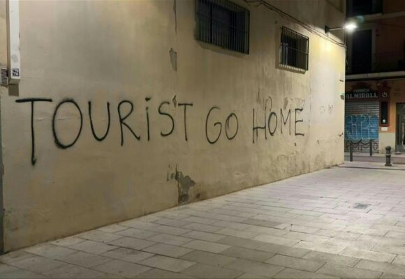 Confrontée à un afflux toujours plus massif de visiteurs, Barcelone la capitale catalane souhaite revoir son modèle touristique, source de tensions parmi les habitants.