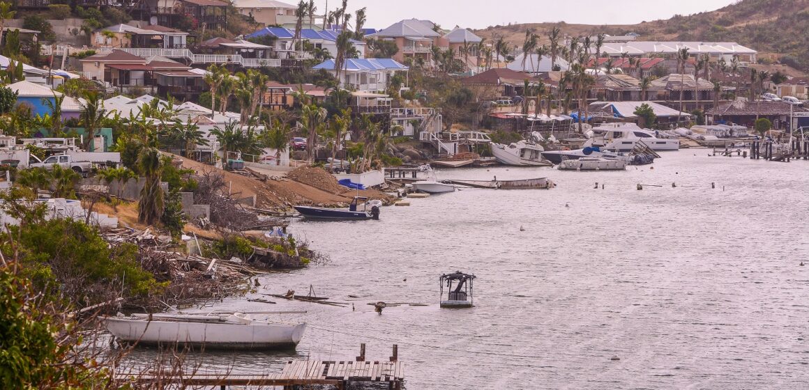 La Baie d'Oyster Pond à Saint-Martin le 21 février 2018, beaucoup de bateaux ont coulé pendant l’ouragan Irma, les quais ont été détruits. Depuis 6 mois, quelques bateaux ont été sortis de l'eau mais il reste encore beaucoup à faire. Photo : Amblard Florianne/Sipa La Baie d'Oyster Pond à Saint-Martin le 21 février 2018, beaucoup de bateaux ont coulé pendant l’ouragan Irma, les quais ont été détruits. Depuis 6 mois, quelques bateaux ont été sortis de l'eau mais il reste encore beaucoup à faire. Photo : Amblard Florianne/Sipa