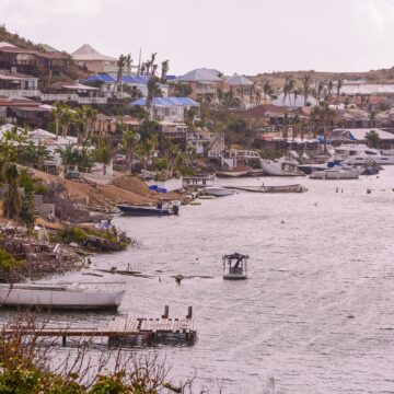 La Baie d'Oyster Pond à Saint-Martin le 21 février 2018, beaucoup de bateaux ont coulé pendant l’ouragan Irma, les quais ont été détruits. Depuis 6 mois, quelques bateaux ont été sortis de l'eau mais il reste encore beaucoup à faire. Photo : Amblard Florianne/Sipa La Baie d'Oyster Pond à Saint-Martin le 21 février 2018, beaucoup de bateaux ont coulé pendant l’ouragan Irma, les quais ont été détruits. Depuis 6 mois, quelques bateaux ont été sortis de l'eau mais il reste encore beaucoup à faire. Photo : Amblard Florianne/Sipa