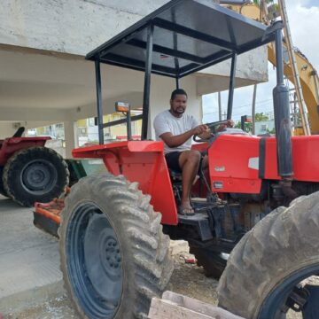 Cyrille Moutoussamy, jeune agriculteur, sur son tracteur au Moule, le 25 octobre 2024. Photo : Pierre-Édouard Picord / Le Courrier de Guadeloupe Cyrille Moutoussamy, jeune agriculteur, sur son tracteur au Moule, le 25 octobre 2024. Photo : Pierre-Édouard Picord / Le Courrier de Guadeloupe