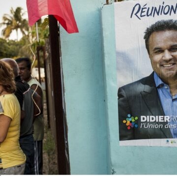 Les gens attendent un rassemblement du candidat aux élections régionales Didier Robert, à Saint Pierre, Ile de la Réunion, 11 décembre 2015. Après les résultats du premier tour, le président sortant affrontera une union de la gauche et du centre. Photo : Arnaud Andrieu / Sipa Les gens attendent un rassemblement du candidat aux élections régionales Didier Robert, à Saint Pierre, Ile de la Réunion, 11 décembre 2015. Après les résultats du premier tour, le président sortant affrontera une union de la gauche et du centre. Photo : Arnaud Andrieu / Sipa