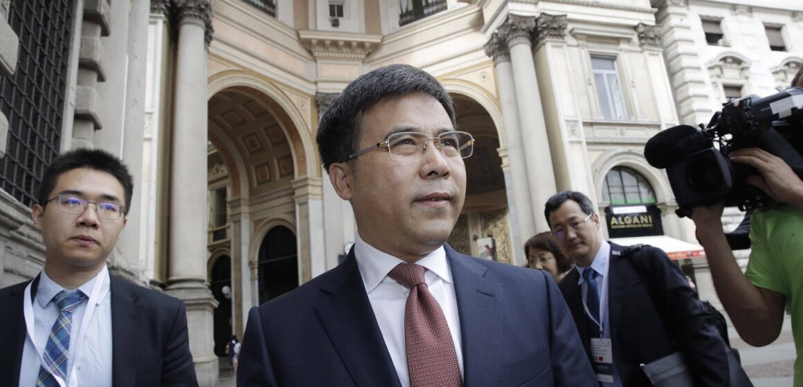 Liu Liange, alors président de la Banque de Chine, arrive à l'occasion du forum financier Italie-Chine, à la mairie de Palazzo Marino, à Milan, en Italie, le 10 juillet 2019. Photo : AP Photo/Luca Bruno Liu Liange, alors président de la Banque de Chine, arrive à l'occasion du forum financier Italie-Chine, à la mairie de Palazzo Marino, à Milan, en Italie, le 10 juillet 2019. Photo : AP Photo/Luca Bruno
