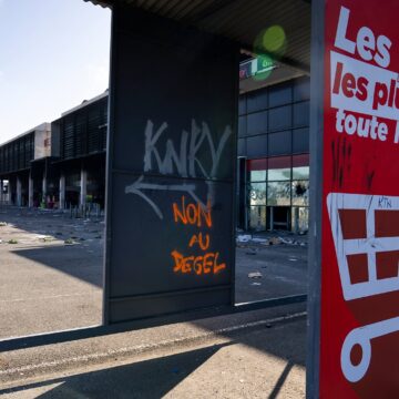 La zone industrielle de Ducos à l'ouest du centre-ville de Nouméa, l’une des principales de Nouvelle-Calédonie avec ses entrepôts, ses commerces et ses entreprises de services, a été l'une des plus touchés lors des révoltes et émeutes de 2024. Photo : Nicolas Job / Sipa La zone industrielle de Ducos à l'ouest du centre-ville de Nouméa, l’une des principales de Nouvelle-Calédonie avec ses entrepôts, ses commerces et ses entreprises de services, a été l'une des plus touchés lors des révoltes et émeutes de 2024. Photo : Nicolas Job / Sipa