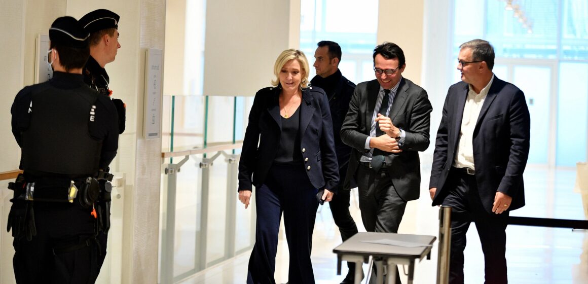 Paris le 13 novembre 2024. Marine Le Pen, ancienne présidente du parti d'extrême droite Rassemblement national (RN), aujourd'hui députée, et Louis Aliot, vice-président du parti, photographiés pendant une pause lors de l'audience des plaidoiries finales de leur procès avec 24 autres personnes pour détournement de fonds du Parlement européen au profit du parti d'extrême droite. Photo : Cyril Pecquenard / Sipa Paris le 13 novembre 2024. Marine Le Pen, ancienne présidente du parti d'extrême droite Rassemblement national (RN), aujourd'hui députée, et Louis Aliot, vice-président du parti, photographiés pendant une pause lors de l'audience des plaidoiries finales de leur procès avec 24 autres personnes pour détournement de fonds du Parlement européen au profit du parti d'extrême droite. Photo : Cyril Pecquenard / Sipa