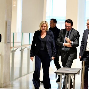 Paris le 13 novembre 2024. Marine Le Pen, ancienne présidente du parti d'extrême droite Rassemblement national (RN), aujourd'hui députée, et Louis Aliot, vice-président du parti, photographiés pendant une pause lors de l'audience des plaidoiries finales de leur procès avec 24 autres personnes pour détournement de fonds du Parlement européen au profit du parti d'extrême droite. Photo : Cyril Pecquenard / Sipa Paris le 13 novembre 2024. Marine Le Pen, ancienne présidente du parti d'extrême droite Rassemblement national (RN), aujourd'hui députée, et Louis Aliot, vice-président du parti, photographiés pendant une pause lors de l'audience des plaidoiries finales de leur procès avec 24 autres personnes pour détournement de fonds du Parlement européen au profit du parti d'extrême droite. Photo : Cyril Pecquenard / Sipa