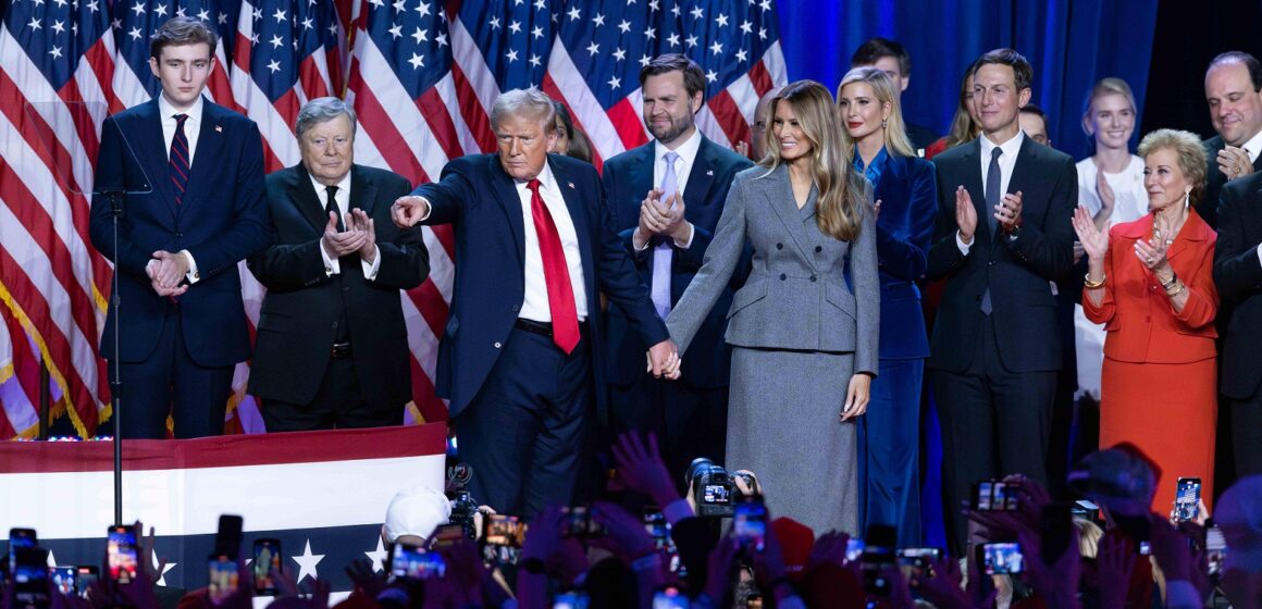 Entouré de membres de sa famille et de partisans, Donald Trump prononce son discours d'acceptation lors de sa soirée électorale au centre de congrès du comté de Palm Beach après avoir été élu 47e président des États-Unis le 5 novembre 2024. Photo : Damon Higgins / The Palm Beach Réseau Post / Sipa USA Entouré de membres de sa famille et de partisans, Donald Trump prononce son discours d'acceptation lors de sa soirée électorale au centre de congrès du comté de Palm Beach après avoir été élu 47e président des États-Unis le 5 novembre 2024. Photo : Damon Higgins / The Palm Beach Réseau Post / Sipa USA
