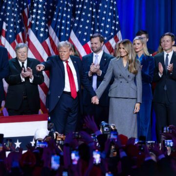 Entouré de membres de sa famille et de partisans, Donald Trump prononce son discours d'acceptation lors de sa soirée électorale au centre de congrès du comté de Palm Beach après avoir été élu 47e président des États-Unis le 5 novembre 2024. Photo : Damon Higgins / The Palm Beach Réseau Post / Sipa USA Entouré de membres de sa famille et de partisans, Donald Trump prononce son discours d'acceptation lors de sa soirée électorale au centre de congrès du comté de Palm Beach après avoir été élu 47e président des États-Unis le 5 novembre 2024. Photo : Damon Higgins / The Palm Beach Réseau Post / Sipa USA