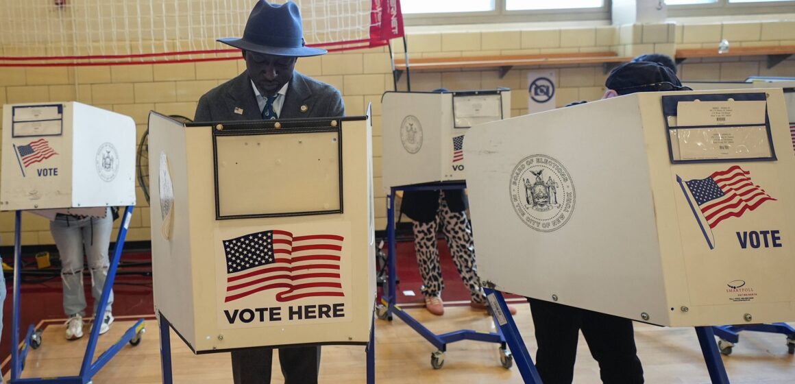 Yusef Salaam, membre du conseil municipal de New York et membre des « Cinq Exonérés », vote au ce mardi 5 novembre 2024, à New York. Photo AP/Frank Franklin Yusef Salaam, membre du conseil municipal de New York et membre des « Cinq Exonérés », vote au ce mardi 5 novembre 2024, à New York. Photo AP/Frank Franklin