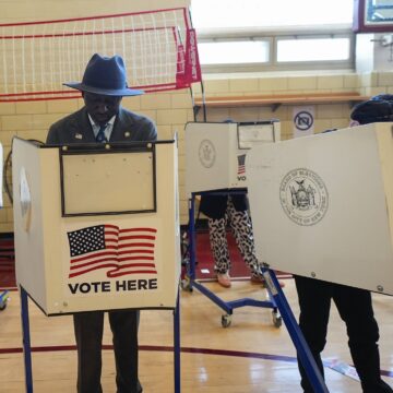 Yusef Salaam, membre du conseil municipal de New York et membre des « Cinq Exonérés », vote au ce mardi 5 novembre 2024, à New York. Photo AP/Frank Franklin Yusef Salaam, membre du conseil municipal de New York et membre des « Cinq Exonérés », vote au ce mardi 5 novembre 2024, à New York. Photo AP/Frank Franklin