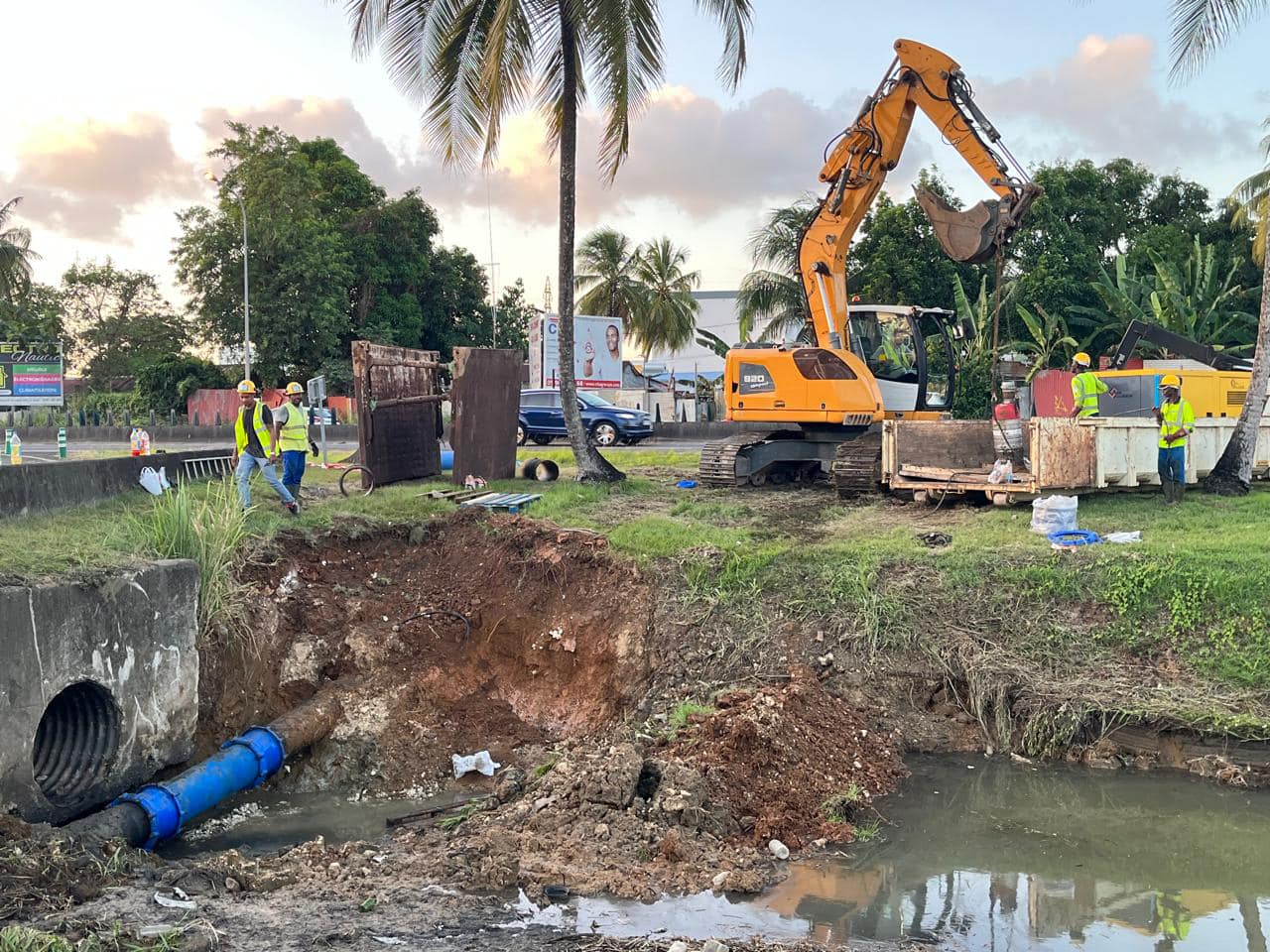 Une rupture sur la canalisation au niveau du Raizet aux Abymes est réparée le 17 mai 2024. Photo : SMGEAG