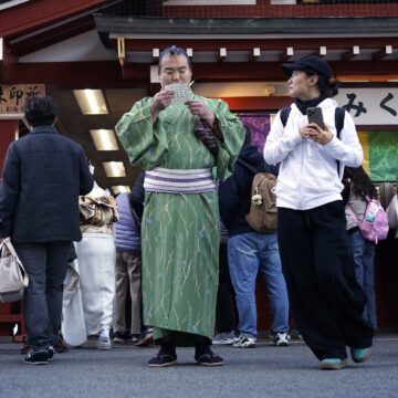Les visiteurs vérifient les « Omikuji » ou bandes de papier révélatrices de bonnes aventures au temple bouddhiste Sensoji du district d'Asakusa, le mercredi 18 décembre 2024, à Tokyo. Photo : Eugene Hoshiko / Sipa Les visiteurs vérifient les « Omikuji » ou bandes de papier révélatrices de bonnes aventures au temple bouddhiste Sensoji du district d'Asakusa, le mercredi 18 décembre 2024, à Tokyo. Photo : Eugene Hoshiko / Sipa