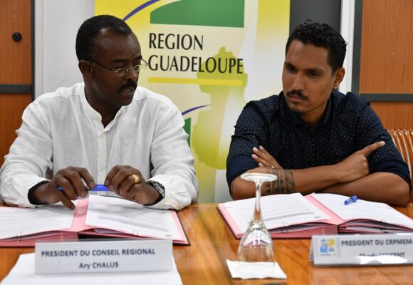 Charly Vincent (à droite), président du comité des peches de Guadeloupe à coté du président e Région Ary Chalus. Photo : FB Région Guadeloupe
