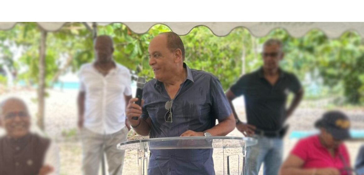 Jean-Marie Hubert, maire de Port-Louis, prononce un discours sur la plage du souffleur le 21 juillet 2024, à l'occasion du 170e anniversaire de l'arrivée des premiers Indiens en Guadeloupe. Photo : FB Commune de Port-Louis Jean-Marie Hubert, maire de Port-Louis, prononce un discours sur la plage du souffleur le 21 juillet 2024, à l'occasion du 170e anniversaire de l'arrivée des premiers Indiens en Guadeloupe. Photo : FB Commune de Port-Louis