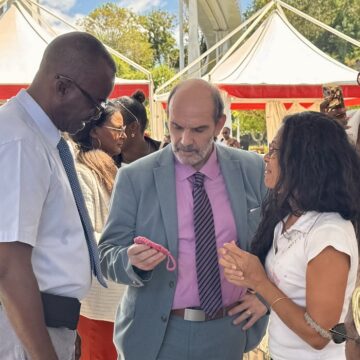 Camille César-Auguste président de l’’Union des associations de consommateurs agréées de Zoban (à gauche) et Ary Chalus président du conseil régional, sur l’esplanade du Mémorial acte le 15 mars à la journée mondiale des droits des consommateurs. Photo : FB Région Guadeloupe Camille César-Auguste président de l’’Union des associations de consommateurs agréées de Zoban (à gauche) et Ary Chalus président du conseil régional, sur l’esplanade du Mémorial acte le 15 mars à la journée mondiale des droits des consommateurs. Photo : FB Région Guadeloupe