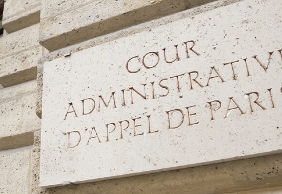 Plaque à l'entrée de la cour administrative d’appel de Paris.