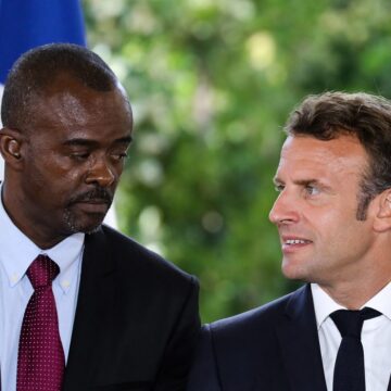 Le président du conseil régional de Guadeloupe, Ary Chalus (à gauche) s'entretient avec le président de la République Emmanuel Macron lors d'une cérémonie pour la signature des contrats pour la Convergence et la Transformation, au ministère des Outre-mer, à Paris, le 8 juillet 2019. Photo : Ludovic Marin / AFP