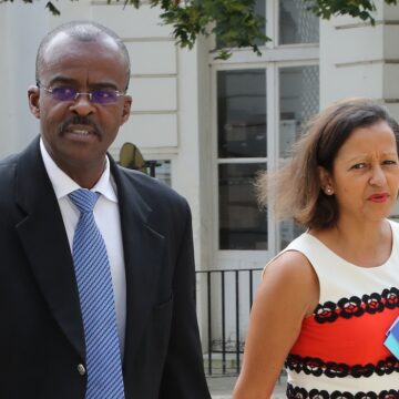 Ary Chalus, président de la région Guadeloupe (à gauche), et la vice-présidente Marie-Luce Penchard participent à une réunion sur les territoires d'Outre-mer le 29 juin 2018 à l'hôtel de Matignon, résidence du Premier ministre, à Paris. Photo : Jacques Demarthon / AFP Ary Chalus, président de la région Guadeloupe (à gauche), et la vice-présidente Marie-Luce Penchard participent à une réunion sur les territoires d'Outre-mer le 29 juin 2018 à l'hôtel de Matignon, résidence du Premier ministre, à Paris. Photo : Jacques Demarthon / AFP