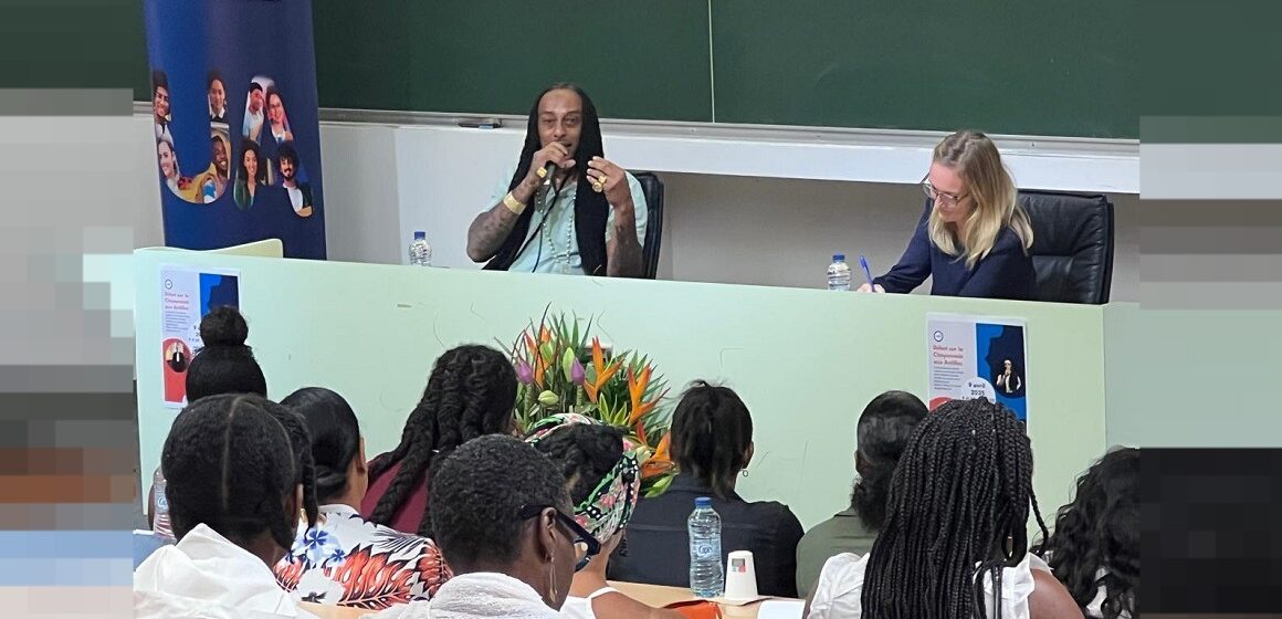 Université des Antilles campus de Fouillole, 9 avril. Caroline Calbo procureure de la République de Pointe-à-Pitre et Keros-N chanteur de dancehall, débattent de la citoyenneté en Guadeloupe devant un parterre d’étudiants et quelques personnalités. Photo : Le Courrier de Guadeloupe