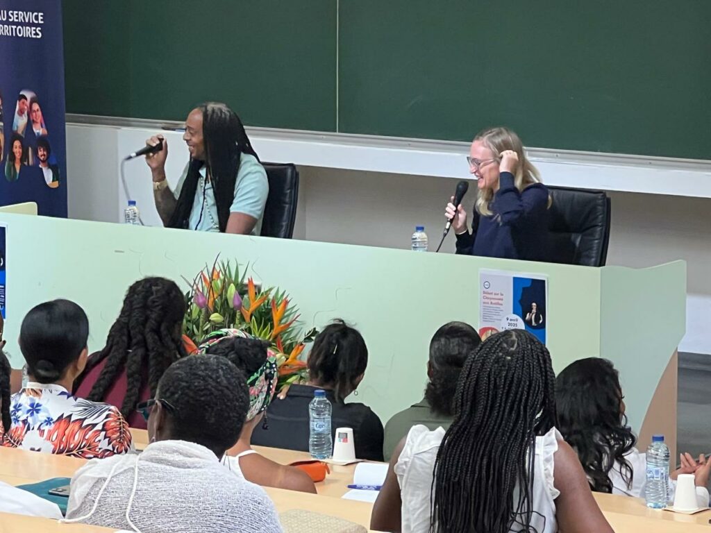 Université des Antilles campus de Fouillole, 9 avril. Caroline Calbo procureure de la République de Pointe-à-Pitre et Keros-N chanteur de dancehall, débattent de la citoyenneté en Guadeloupe devant un parterre d’étudiants et quelques personnalités. Photo : Le Courrier de Guadeloupe