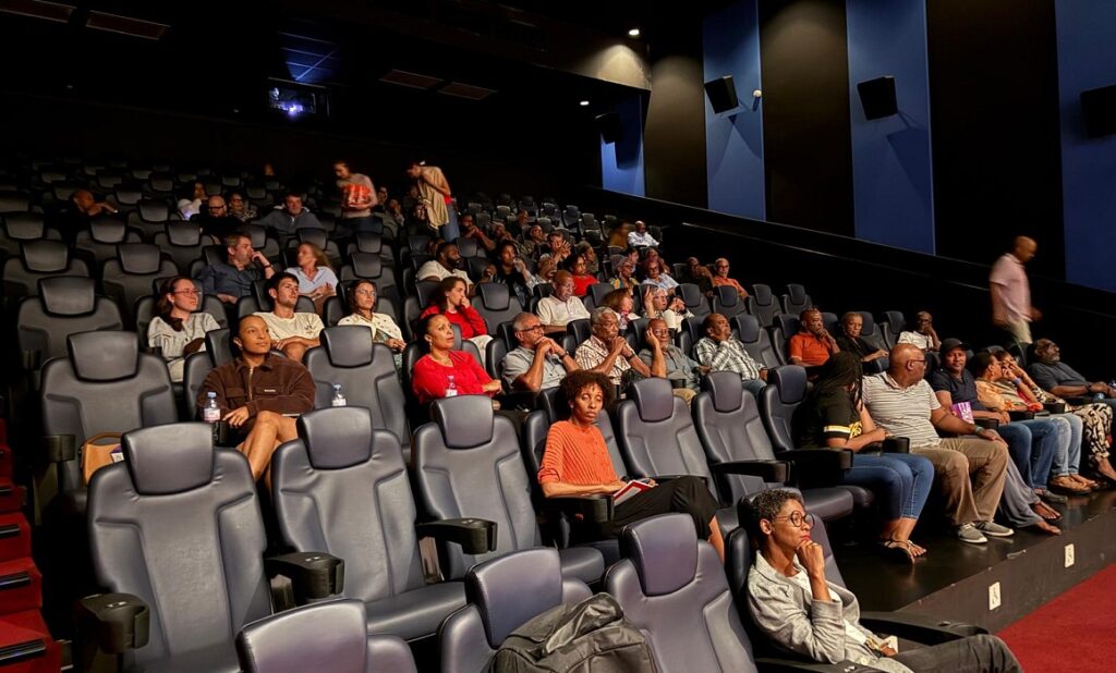 Il n’est pas loin de 22 heures le 15 avril et une cinquantaine de spectateurs demeure au débat à la suite de la projection du film « Personne n’y comprend rien » au Cinéstar (Les Abymes). Photo : Le Courrier de Guadeloupe