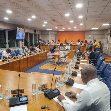 Séance du conseil municipal du Gosier le 7 novembre 2024. Guy Baclet en premier plan. Liliane Montout en présidente de séance. Photo : Le Gosier