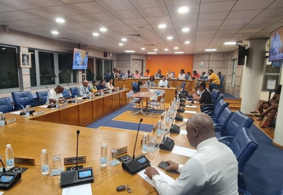 Séance du conseil municipal du Gosier le 7 novembre 2024. Guy Baclet en premier plan. Liliane Montout en présidente de séance. Photo : Le Gosier