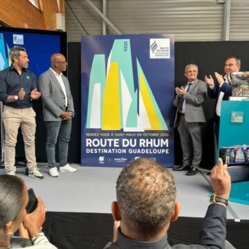 Camille Pélage, vice-président du conseil régional (2e à gauche), assiste au dévoilement de l’affiche de la Route du rhum – destination Guadeloupe 2026 à Saint-Malo le 25 avril. Photo : Région Guadeloupe Camille Pélage, vice-président du conseil régional (2e à gauche), assiste au dévoilement de l’affiche de la Route du rhum – destination Guadeloupe 2026 à Saint-Malo le 25 avril. Photo : Région Guadeloupe