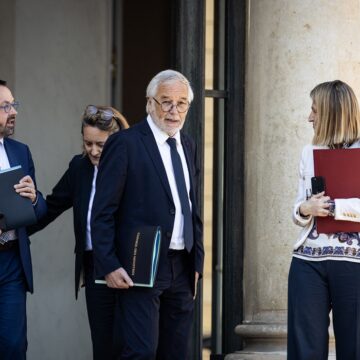 À Paris, le 28 avril 2025, de gauche à droite, Yannick Neuder, ministre délégué auprès du ministre du Travail, de la Santé, des Solidarités et de la Famille, chargé de la Santé et de l'Accès aux soins, Sophie Primas, ministre déléguée auprès du Premier ministre et porte-parole du gouvernement, François Rebsamen, ministre de l'Aménagement du territoire et de la Décentralisation, et Astrid Panosyan-Bouvet, ministre déléguée auprès du ministre du Travail, de la Santé, des Solidarités et de la Famille, apparaissent à l'issue du Conseil des ministres du gouvernement français à l'Élysée. Photo : Telmo Pinto / NurPhoto via AFP À Paris, le 28 avril 2025, de gauche à droite, Yannick Neuder, ministre délégué auprès du ministre du Travail, de la Santé, des Solidarités et de la Famille, chargé de la Santé et de l'Accès aux soins, Sophie Primas, ministre déléguée auprès du Premier ministre et porte-parole du gouvernement, François Rebsamen, ministre de l'Aménagement du territoire et de la Décentralisation, et Astrid Panosyan-Bouvet, ministre déléguée auprès du ministre du Travail, de la Santé, des Solidarités et de la Famille, apparaissent à l'issue du Conseil des ministres du gouvernement français à l'Élysée. Photo : Telmo Pinto / NurPhoto via AFP
