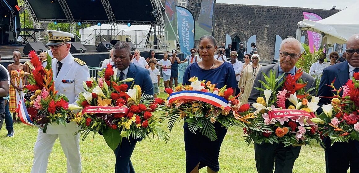 Le préfet Xavier Lefort (à gauche) à l’occasion de la cérémonie commémorative de la deuxième et définitive abolition de l’esclavage en Guadeloupe (27 mai) au Fort Delgrès à Basse-Terre. Photo : Préfecture Guadeloupe