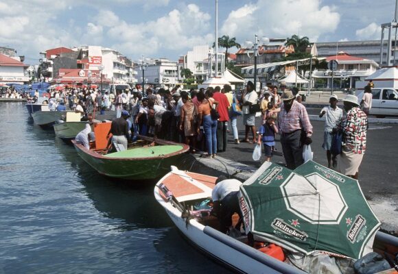 Pointe-à-Pitre, arrivée de pêcheurs sur les quais. Photo : Deya / Sipa