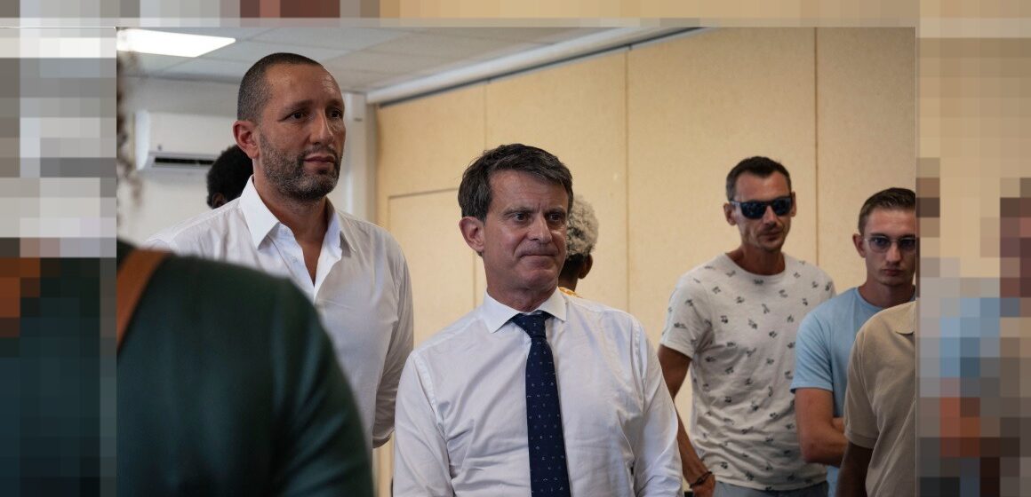 Manuel Valls ministre des Outre-mer rencontres les victimes guadeloupéennes des airbags défectueux Takata dans le cadre de sa visite officielle en Guadeloupe le 16 mars 2025. Photo : Sandrine Gueymard / Hans Lucas / AFP