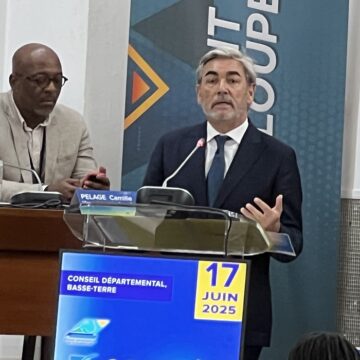 Me Michel Collat, avocat fiscaliste, présente son étude « Analyse des modalités de mise en œuvre d'une politique fiscale adaptée à la Guadeloupe » dans l’hémicycle du Département à Basse-Terre le 17 juin lors du 19e congrès des élus territoriaux. Photo : LCG Me Michel Collat, avocat fiscaliste, présente son étude « Analyse des modalités de mise en œuvre d'une politique fiscale adaptée à la Guadeloupe » dans l’hémicycle du Département à Basse-Terre le 17 juin lors du 19e congrès des élus territoriaux. Photo : LCG