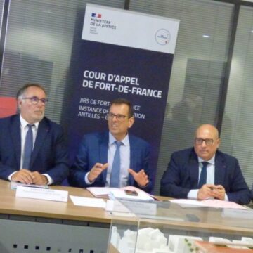 Les procureurs généraux de Fort-de-France, Basse-Terre et Cayenne ont signé « un document de coordination de la juridiction interrégionale spécialisée », à l’issue d’une réunion à la cour d’appel de Fort-de-France le 26 juin 2025. Photo : DR Les procureurs généraux de Fort-de-France, Basse-Terre et Cayenne ont signé « un document de coordination de la juridiction interrégionale spécialisée », à l’issue d’une réunion à la cour d’appel de Fort-de-France le 26 juin 2025. Photo : DR