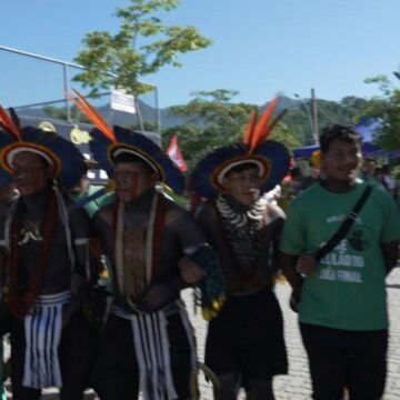 Des autochtones protestent au Brésil le 19 juin 2025 à l'extérieur de l’hôtel où des acheteurs nationaux et internationaux participent à une vente aux enchères à Rio de Janeiro pour la concession de droits d'exploration pétrolière et gazière près de l'embouchure de l'Amazone. Photo : Amin Guidara / AFP Des autochtones protestent au Brésil le 19 juin 2025 à l'extérieur de l’hôtel où des acheteurs nationaux et internationaux participent à une vente aux enchères à Rio de Janeiro pour la concession de droits d'exploration pétrolière et gazière près de l'embouchure de l'Amazone. Photo : Amin Guidara / AFP