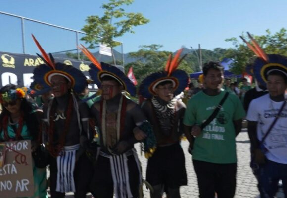 Des autochtones protestent au Brésil le 19 juin 2025 à l'extérieur de l’hôtel où des acheteurs nationaux et internationaux participent à une vente aux enchères à Rio de Janeiro pour la concession de droits d'exploration pétrolière et gazière près de l'embouchure de l'Amazone. Photo : Amin Guidara / AFP