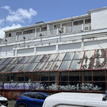 Devanture de l'ex cinéma Rex à Pointe-à-Pitre. Juillet 2025. Photo : Le Courrier de Guadeloupe Devanture de l'ex cinéma Rex à Pointe-à-Pitre. Juillet 2025. Photo : Le Courrier de Guadeloupe