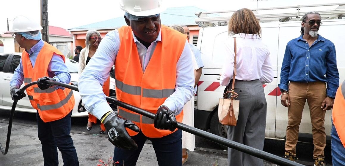 Guy Losbar, président du conseil départemental, mis en scène pour tirer un câble du réseau cuivré qui devient officiellement fermé ce 9 juillet 2025 sur le territoire de Petit-Bourg. Photo : FB conseil départemental. Guy Losbar, président du conseil départemental, mis en scène pour tirer un câble du réseau cuivré qui devient officiellement fermé ce 9 juillet 2025 sur le territoire de Petit-Bourg. Photo : FB conseil départemental.