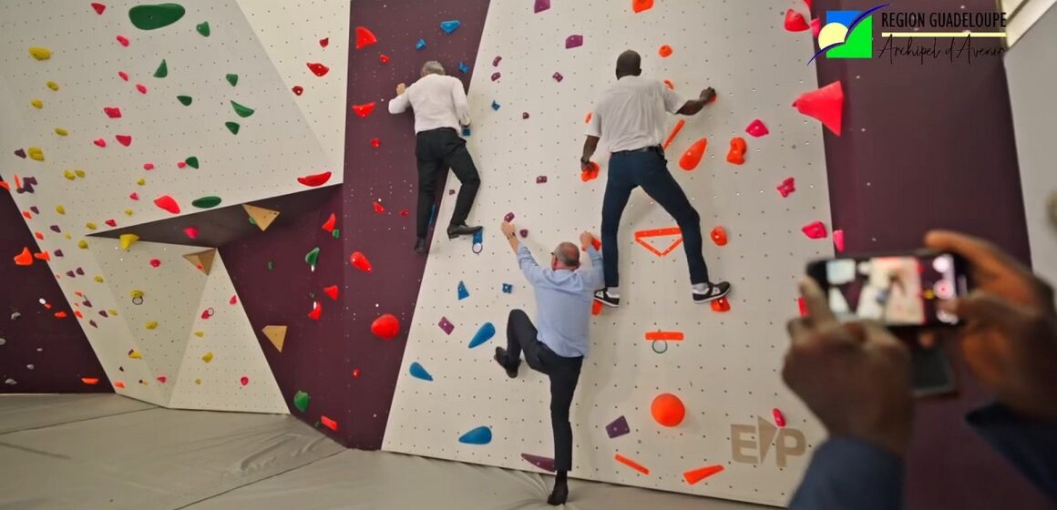 Ce mercredi 9 juillet 2025, de gauche à droite, le recteur Gabriele Fioni, le préfet Xavier Lefort, le président de Région Ary Chalus, se prêtent à tester le mur d’escalade d’un des gymnases inaugurés au sein du lycée Baimbridge. Photo : capture écran vidéo Région Guadeloupe. Ce mercredi 9 juillet 2025, de gauche à droite, le recteur Gabriele Fioni, le préfet Xavier Lefort, le président de Région Ary Chalus, se prêtent à tester le mur d’escalade d’un des gymnases inaugurés au sein du lycée Baimbridge. Photo : capture écran vidéo Région Guadeloupe.