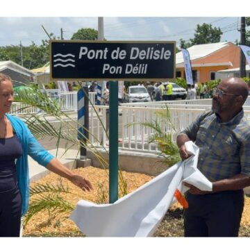 La conseillère régionale Ginette Samson et le maire de Petit-Canal Blaise Mornal inaugurent le pont de Delisle le 17 juin 2025. Photo : Ville de Petit-Canal La conseillère régionale Ginette Samson et le maire de Petit-Canal Blaise Mornal inaugurent le pont de Delisle le 17 juin 2025. Photo : Ville de Petit-Canal