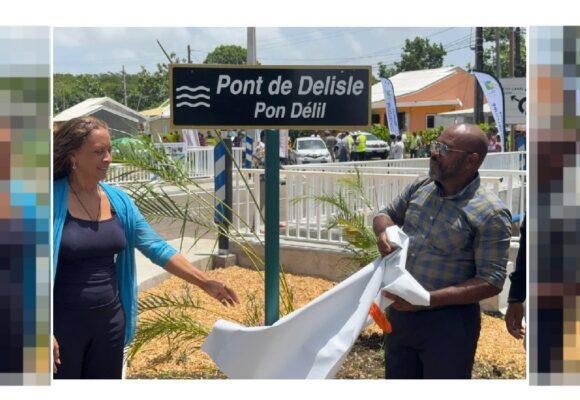 La conseillère régionale Ginette Samson et le maire de Petit-Canal Blaise Mornal inaugurent le pont de Delisle le 17 juin 2025. Photo : Ville de Petit-Canal