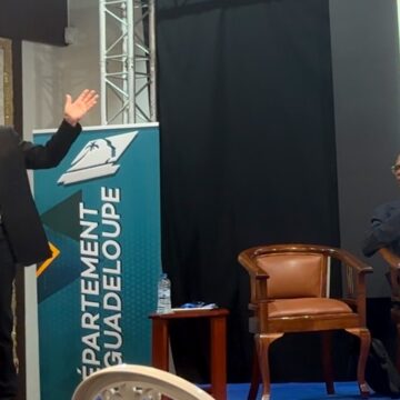 José Manuel Noceda Fernández, éminent historien de l’art et conservateur cubain (à gauche) rend hommage au plasticien guadeloupéen Richard-Viktor Sainsily Cayol (à droite) le 20 juin à la résidence départemental au Gosier.