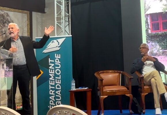 José Manuel Noceda Fernández, éminent historien de l’art et conservateur cubain (à gauche) rend hommage au plasticien guadeloupéen Richard-Viktor Sainsily Cayol (à droite) le 20 juin à la résidence départemental au Gosier.