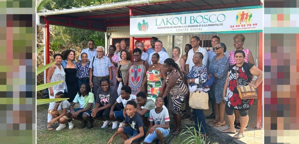 Le Medef et le Rotary officialisent leur partenariat avec l'association Lakou Bosco par une remise de fournitures scolaires le 13 août. Photo : UDE Medef Guadeloupe Le Medef et le Rotary officialisent leur partenariat avec l'association Lakou Bosco par une remise de fournitures scolaires le 13 août. Photo : UDE Medef Guadeloupe