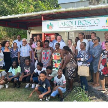 Le Medef et le Rotary officialisent leur partenariat avec l'association Lakou Bosco par une remise de fournitures scolaires le 13 août. Photo : UDE Medef Guadeloupe Le Medef et le Rotary officialisent leur partenariat avec l'association Lakou Bosco par une remise de fournitures scolaires le 13 août. Photo : UDE Medef Guadeloupe