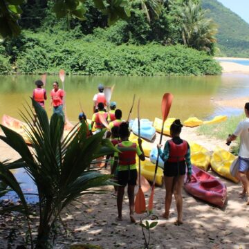 Une excursion en kayak le 30 juillet lors de l'opération « An dlo la » de l’Office de l’eau, pour découvrir la fragile beauté des mangroves et sensibiliser à l'urgence de préserver ces écosystèmes menacés par la pollution. Photo : Office de l'Eau Guadeloupe Une excursion en kayak le 30 juillet lors de l'opération « An dlo la » de l’Office de l’eau, pour découvrir la fragile beauté des mangroves et sensibiliser à l'urgence de préserver ces écosystèmes menacés par la pollution. Photo : Office de l'Eau Guadeloupe