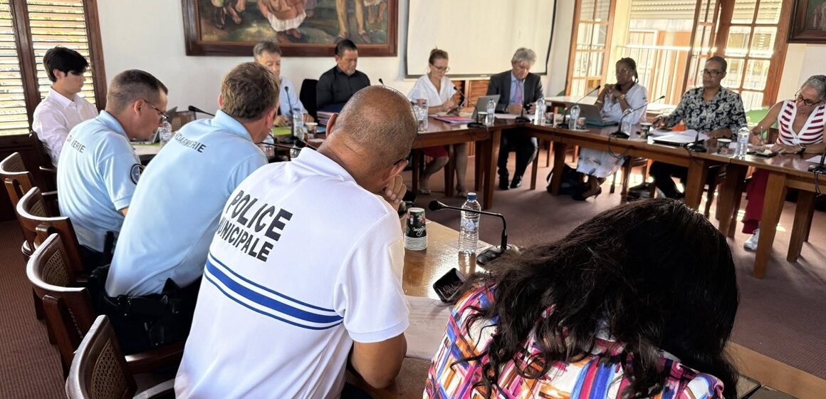 Le maire Adrien Baron entouré des partenaires institutionnels lors de l'installation du Conseil local de sécurité et de prévention de la délinquance (CLSPD) de Sainte-Rose, le 18 août. Photo : Ville de Sainte-Rose 971 Le maire Adrien Baron entouré des partenaires institutionnels lors de l'installation du Conseil local de sécurité et de prévention de la délinquance (CLSPD) de Sainte-Rose, le 18 août. Photo : Ville de Sainte-Rose 971